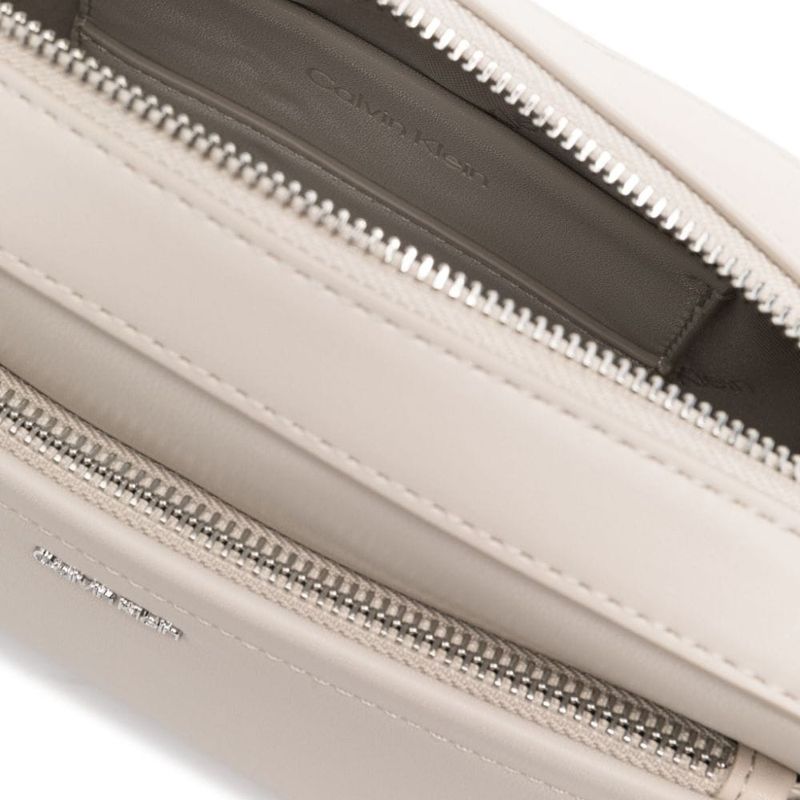 104872672-Cartera-crossbody-Calvin-Klein-Must-color-beige-para-mujer