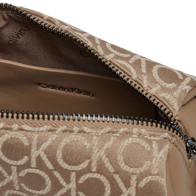 104872675-Cartera-crossbody-Calvin-Klein-Refine-color-cafe-para-mujer
