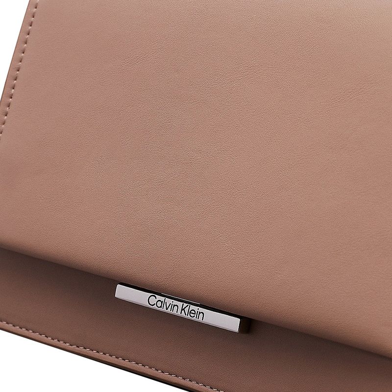 104872659-Cartera-crossbody-calvin-klein-linear-color-rosa-para-mujer