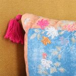 104512682-Cojin-estampado-y-bordado-con-pom-pom-30x50cm