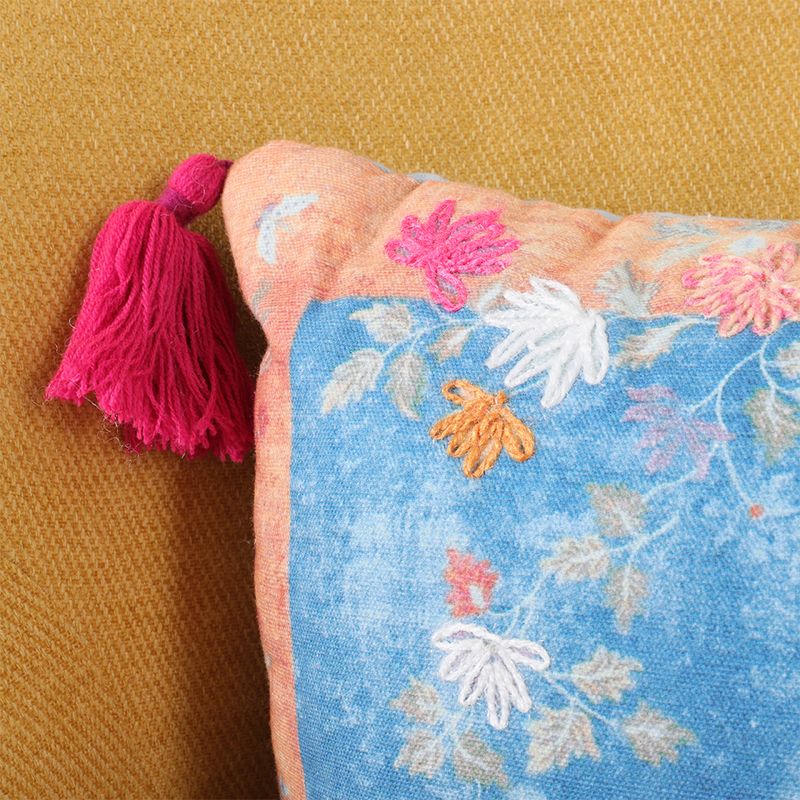 104512682-Cojin-estampado-y-bordado-con-pom-pom-30x50cm