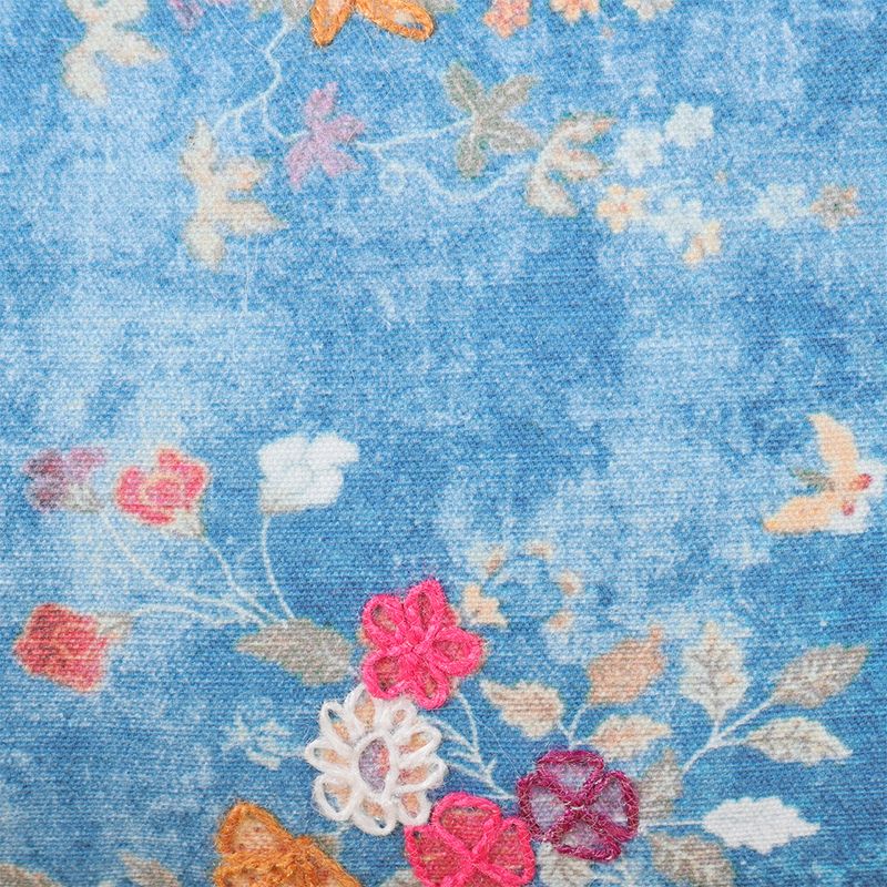 104512682-Cojin-estampado-y-bordado-con-pom-pom-30x50cm