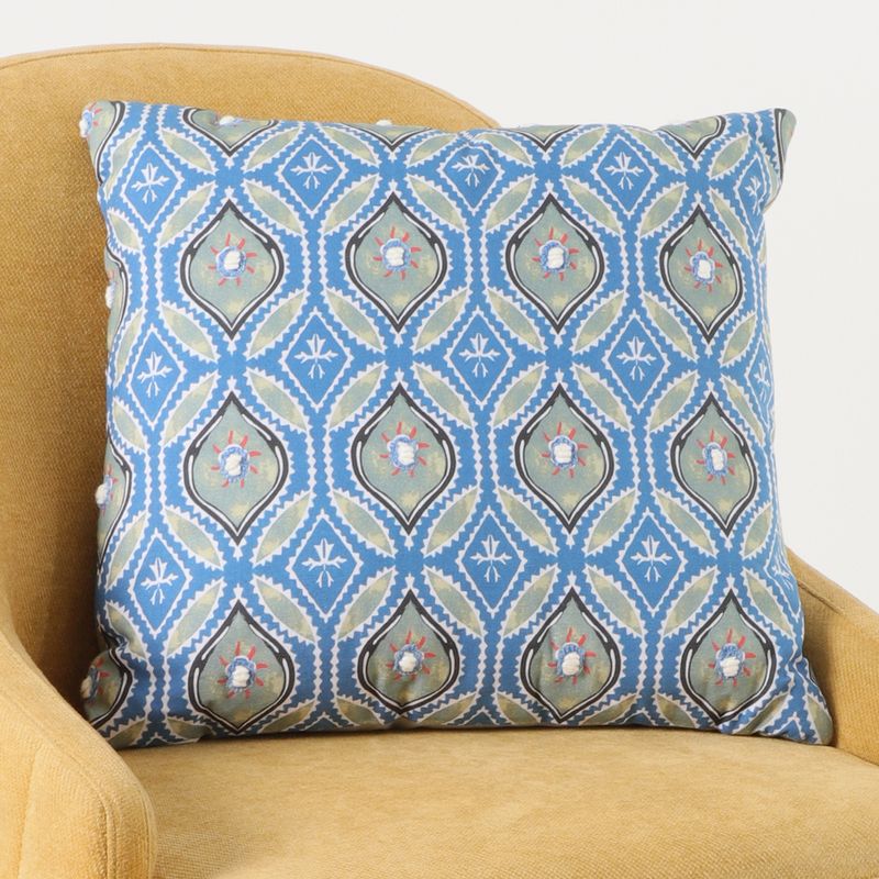 104512686-Cojin-estampado-azul-con-bordado-45x45cm
