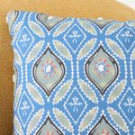 104512686-Cojin-estampado-azul-con-bordado-45x45cm
