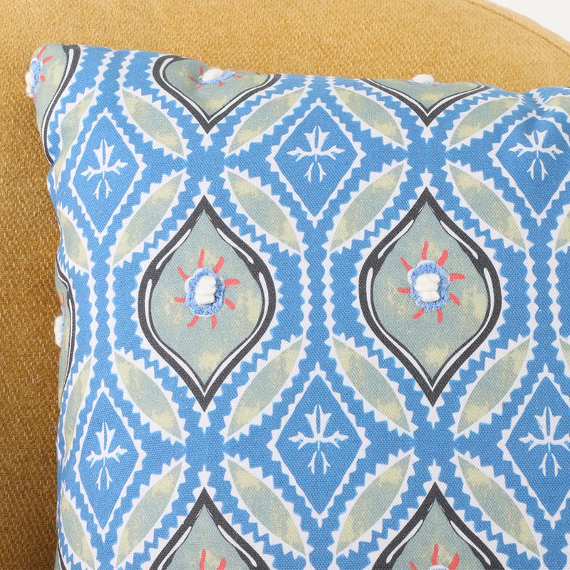 104512686-Cojin-estampado-azul-con-bordado-45x45cm
