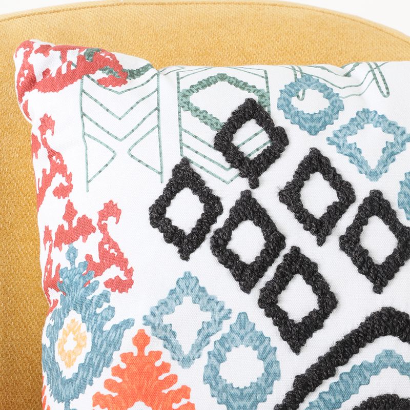 104512688-Cojin-estampado-con-bordado-etnico-multicolor-45x45cm