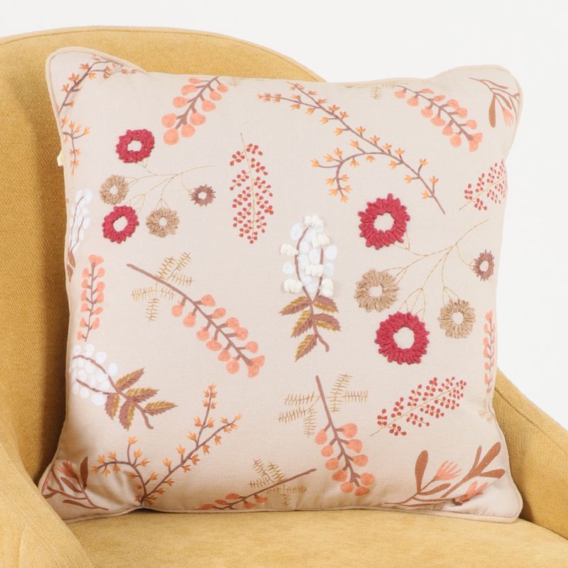 104512691-Cojin-estampado-con-bordado-de-flores-45x45cm