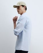 104875565-Camisa-casual-de-lino-Sfera-regular-fit-celeste-heather-para-hombre
