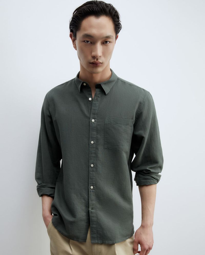 104875580-Camisa-casual-de-lino-Sfera-regular-fit-verde-oscuro-solida-para-hombre