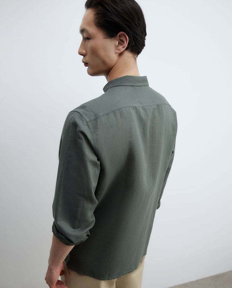 104875580-Camisa-casual-de-lino-Sfera-regular-fit-verde-oscuro-solida-para-hombre