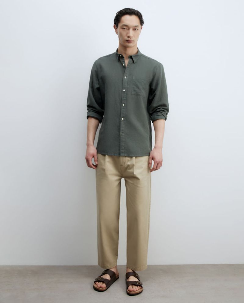 104875580-Camisa-casual-de-lino-Sfera-regular-fit-verde-oscuro-solida-para-hombre