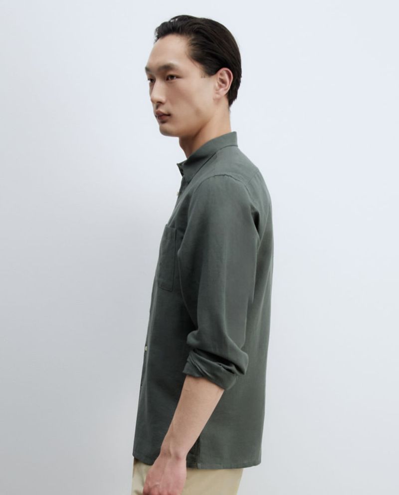 104875580-Camisa-casual-de-lino-Sfera-regular-fit-verde-oscuro-solida-para-hombre