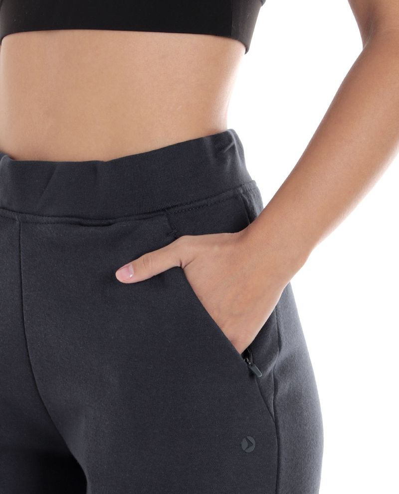 104842292-Pants-deportivo-Boomerang-negro-solido-para-mujer