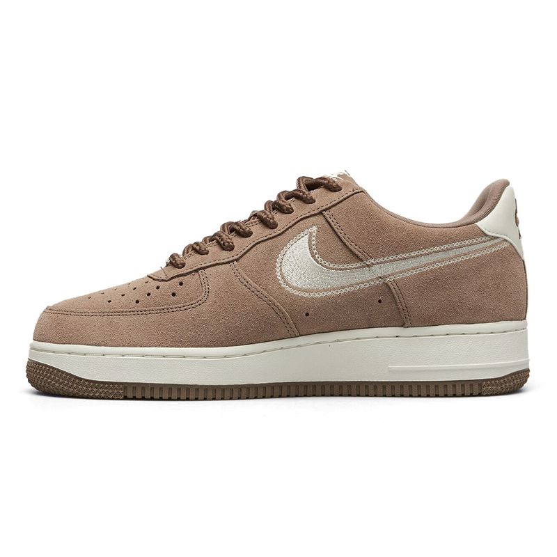 104904012-Zapato-casual-Nike-Air-Force-1-07-LV8-Trend-cafe-para-hombre