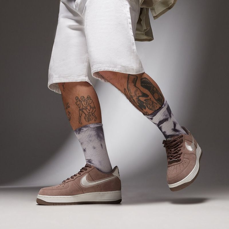 104904012-Zapato-casual-Nike-Air-Force-1-07-LV8-Trend-cafe-para-hombre