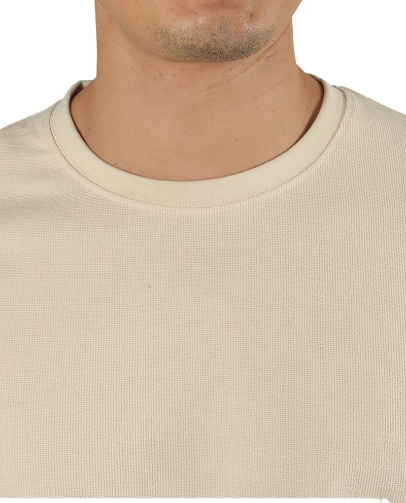 104841355-Camiseta-basica-regular-fit-Denim---Flower-beige-con-textura-para-hombre