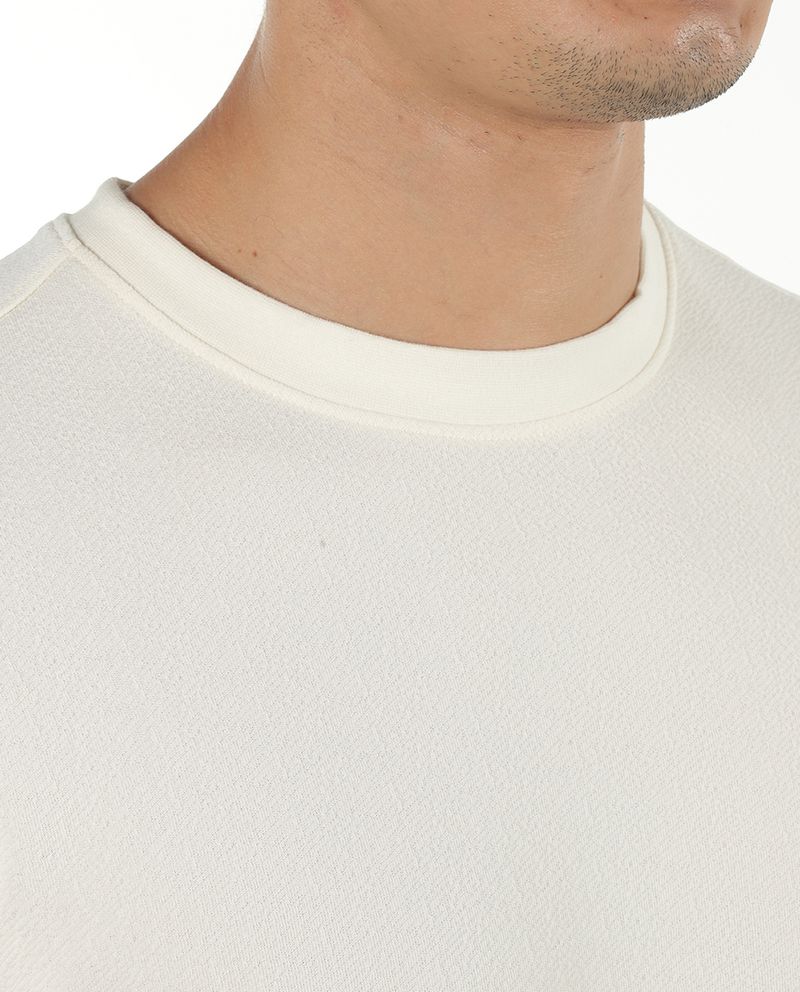 104841359-Camiseta-basica-oversize-fit-Denim---Flower-blanca-con-textura-para-hombre