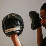 104853090-Guantes-para-coach-Everlast-Elite-2-micro-negros