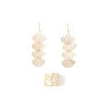 104874068-Set-de-aretes-y-anillo-color-dorado-para-mujer