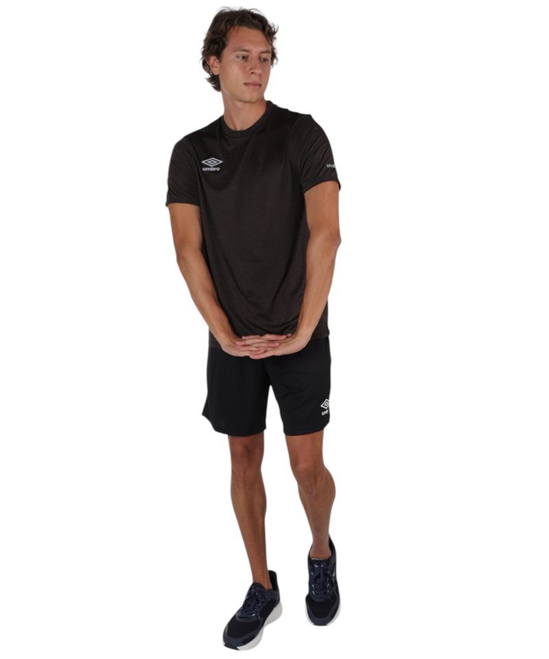 104862089-Camiseta-deportiva-Umbro-negra-para-hombre