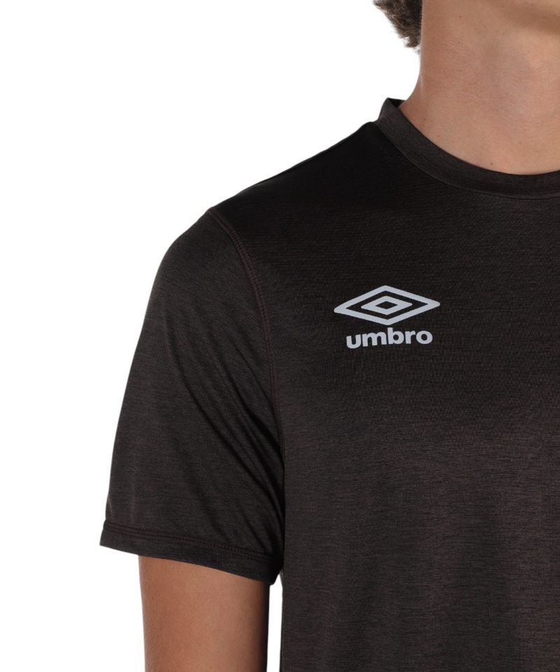 104862089-Camiseta-deportiva-Umbro-negra-para-hombre