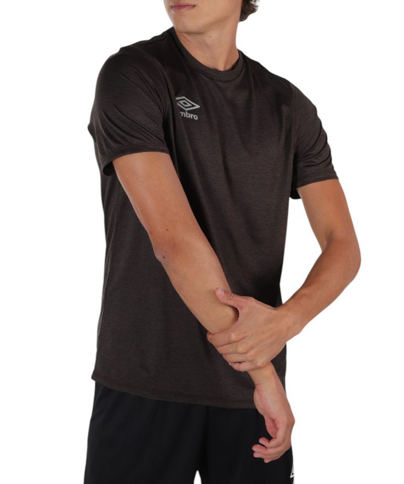 104862089-Camiseta-deportiva-Umbro-negra-para-hombre