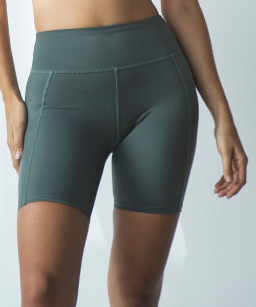 Short deportivo Teammate verde sólido para mujer