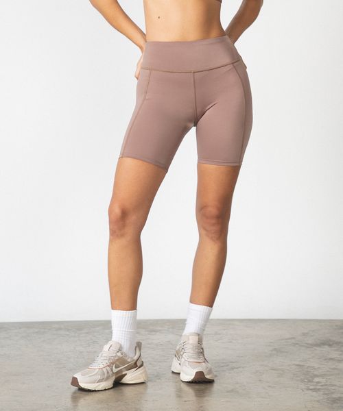 Short deportivo Teammate café sólido para mujer