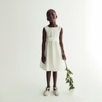 104897417-Vestido-blanco-con-bordado-para-niña