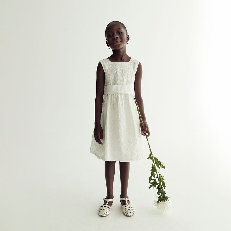 104897417-Vestido-blanco-con-bordado-para-niña