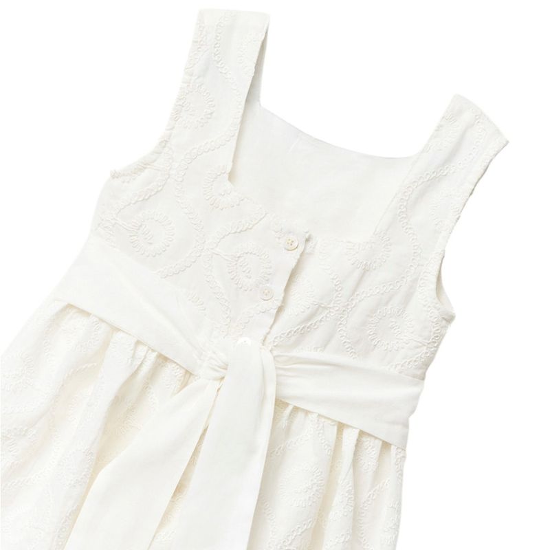 104897417-Vestido-blanco-con-bordado-para-niña