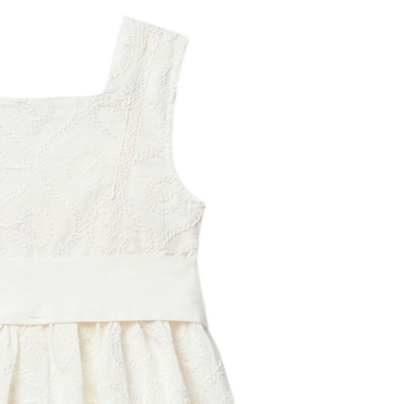 104897417-Vestido-blanco-con-bordado-para-niña
