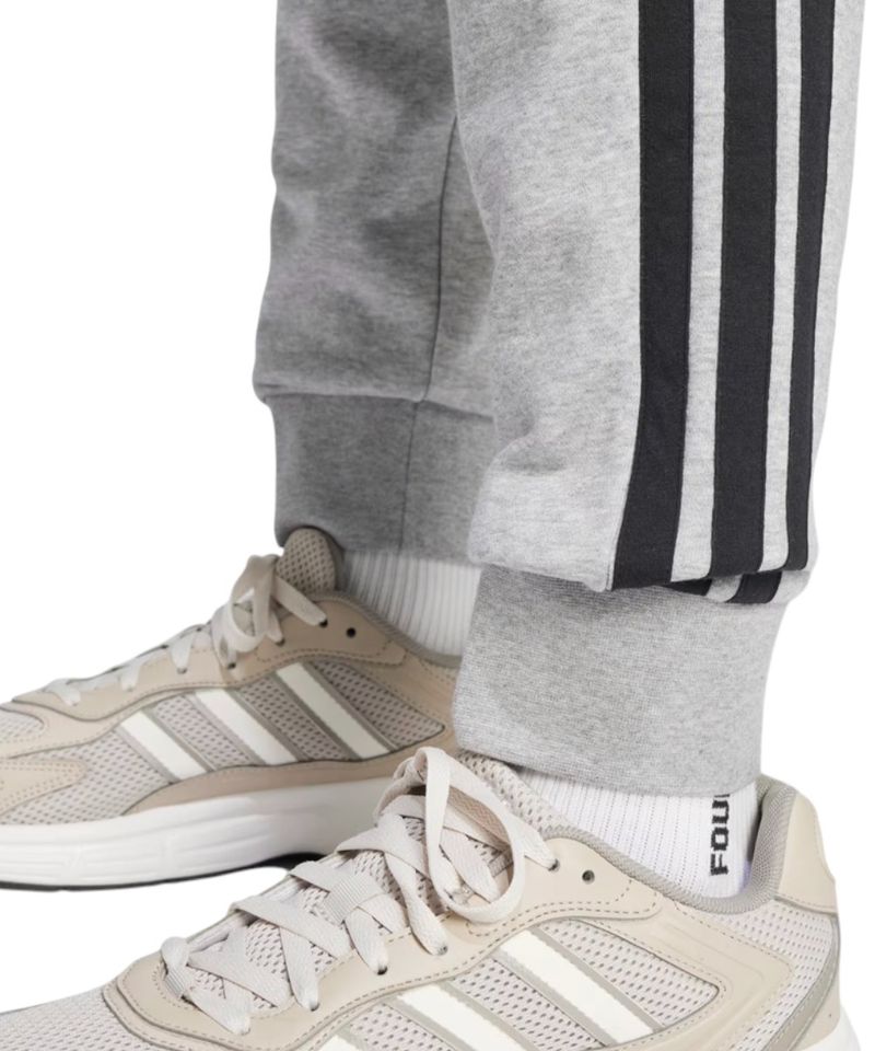 104870788-Jogger-deportivo-Adidas-Essentials-gris-heather-para-hombre