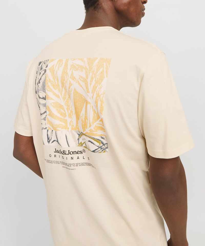 104918119-Camiseta-Jack-and-Jones-relaxed-fit-con-estampado-de-hojas-para-hombre