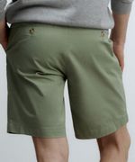 104875615-Short-chino-Sfera-regular-fit-verde-solido-para-hombre-