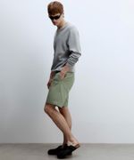 104875615-Short-chino-Sfera-regular-fit-verde-solido-para-hombre-