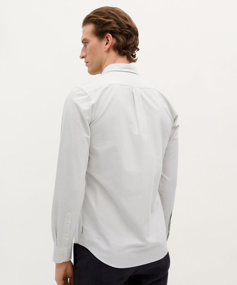 104926249-Camisa-oxford-regular-fit-Scalpers-beige-rayada-para-hombre