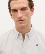 104926249-Camisa-oxford-regular-fit-Scalpers-beige-rayada-para-hombre