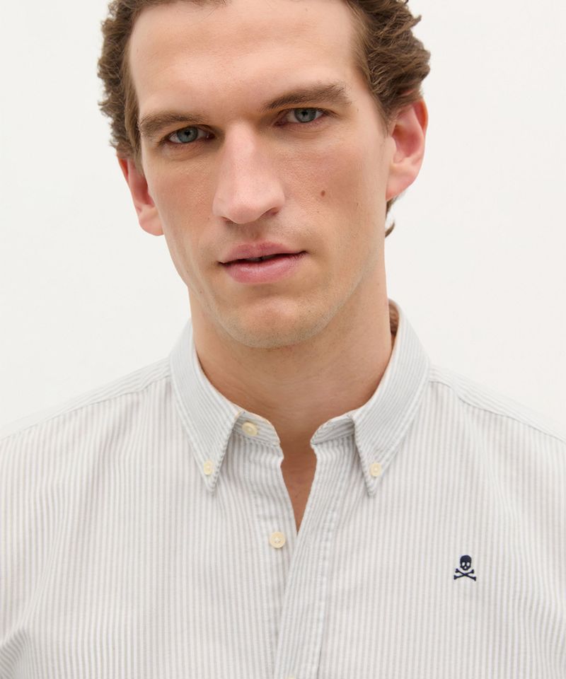 104926249-Camisa-oxford-regular-fit-Scalpers-beige-rayada-para-hombre
