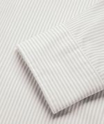 104926249-Camisa-oxford-regular-fit-Scalpers-beige-rayada-para-hombre
