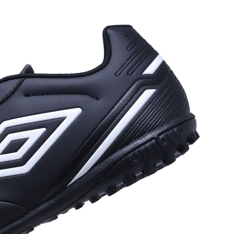 104884230---Zapatilla-deportiva-Umbro-Classico-XIII-LT-TF-color-negro-para-hombre