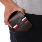 104779140-Billetera-bifold-con-passcase-Tommy-Hilfiger-cafe-para-hombre