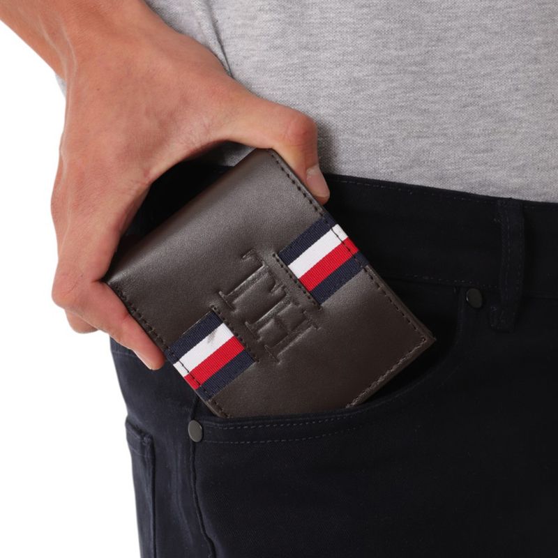 104779140-Billetera-bifold-con-passcase-Tommy-Hilfiger-cafe-para-hombre
