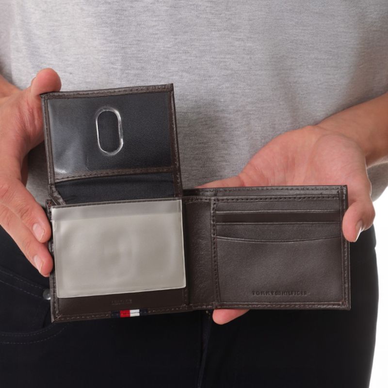 104779140-Billetera-bifold-con-passcase-Tommy-Hilfiger-cafe-para-hombre