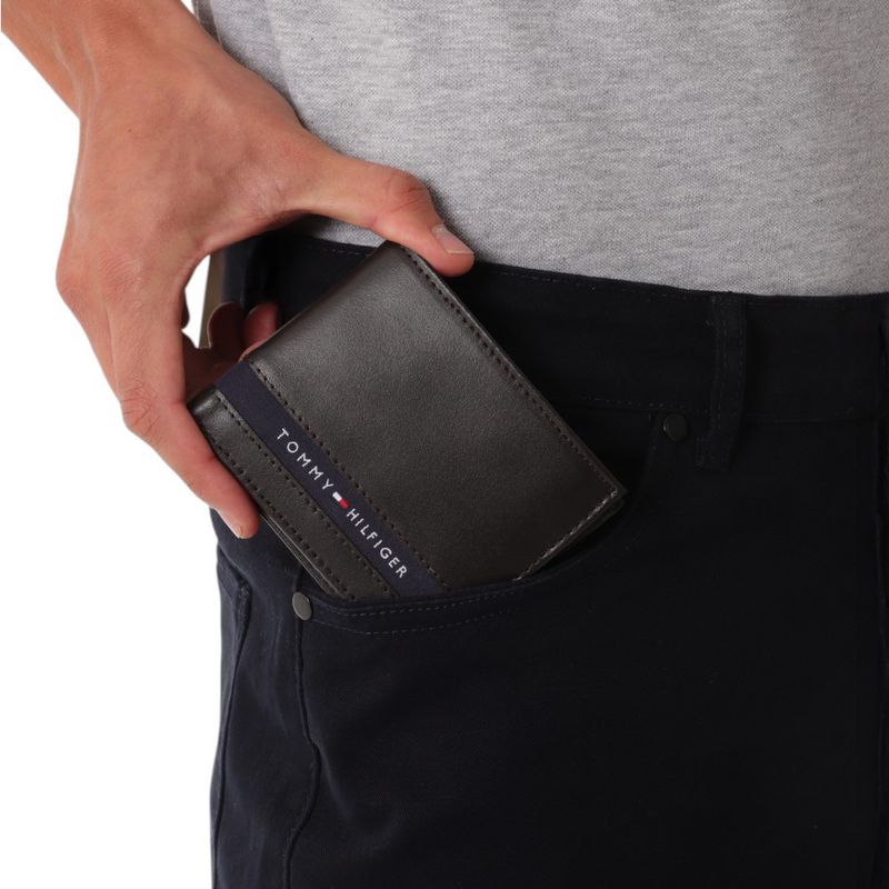 104779142-Billetera-bifold-con-passcase-Tommy-Hilfiger-cafe-para-hombre