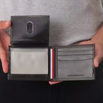 104779142-Billetera-bifold-con-passcase-Tommy-Hilfiger-cafe-para-hombre