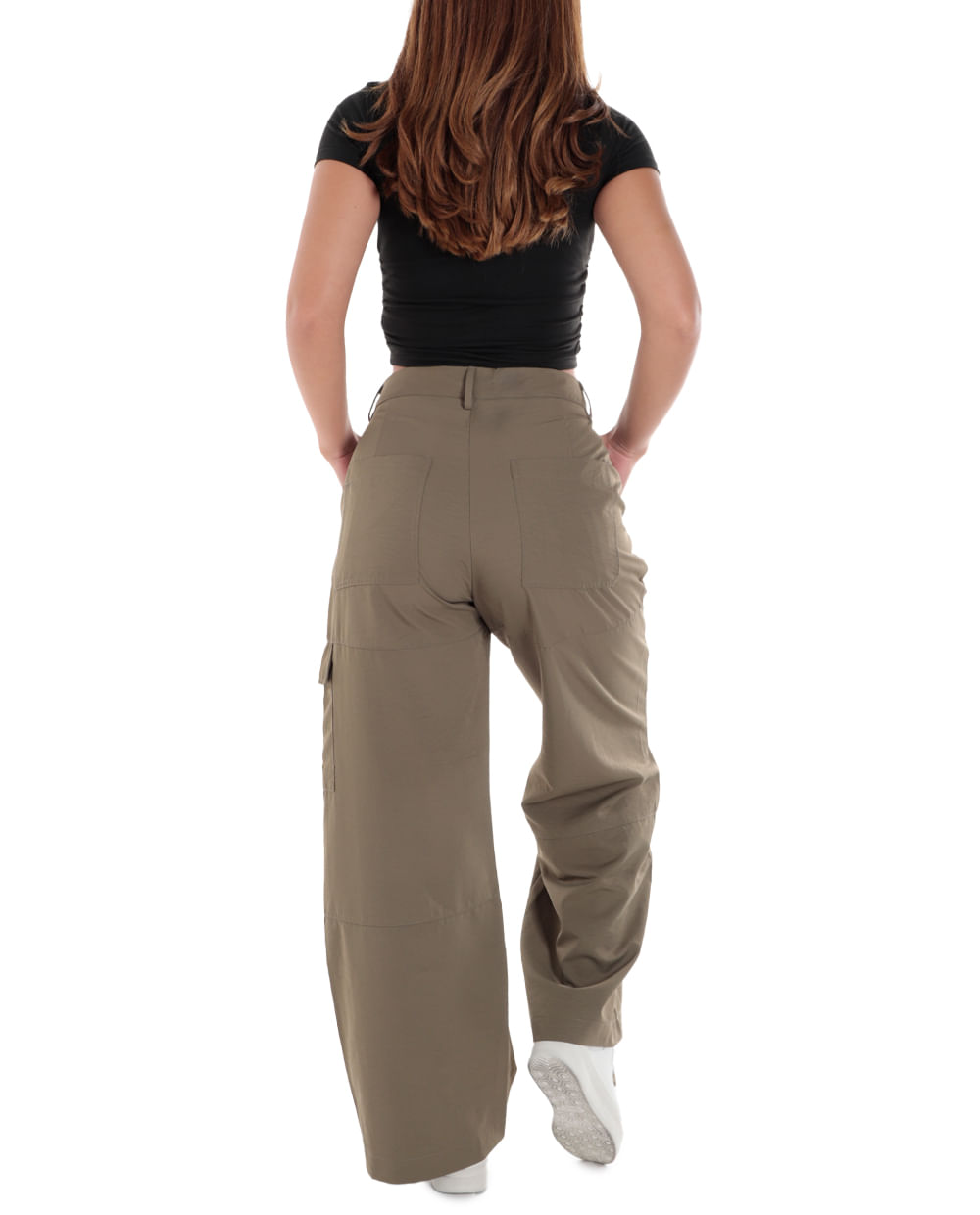 Cómo llevar pantalones cargo con botas en 2023