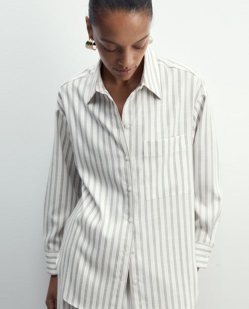 Blusa Sfera camisera rayada manga larga para mujer