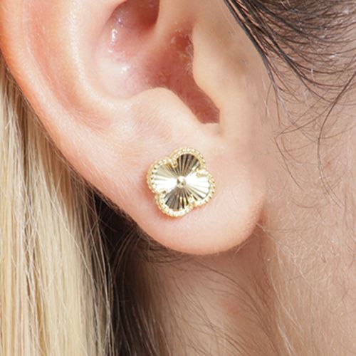 Aretes de plata con baño de oro en forma de flor para mujer