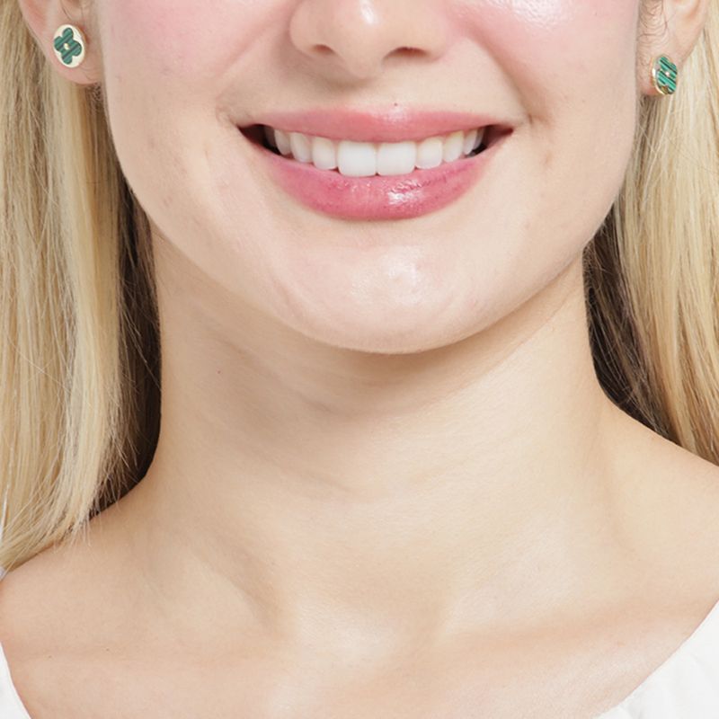 104890118---Aretes-de-plata-con-baño-de-oro-en-forma-de-trebol-verde-para-mujer